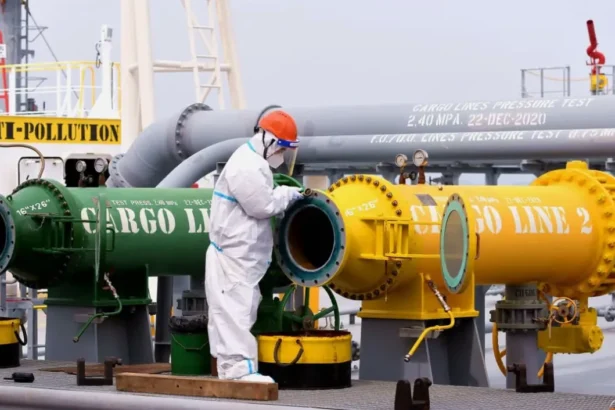 Десятки танкерів з російською нафтою застрягли через санкції США